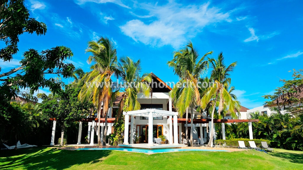 Lake and Golf Views Villa For Sale in Tortuga 47