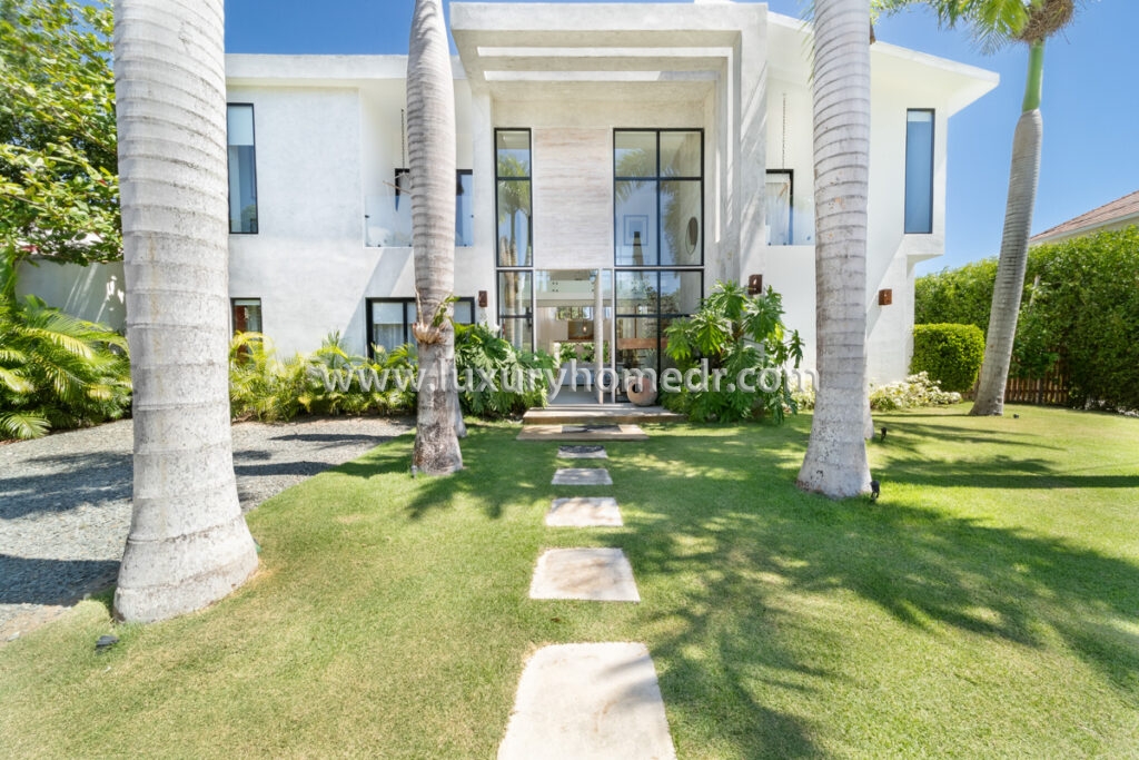 Villa 5BR For Sale in Punta Cana Village 2