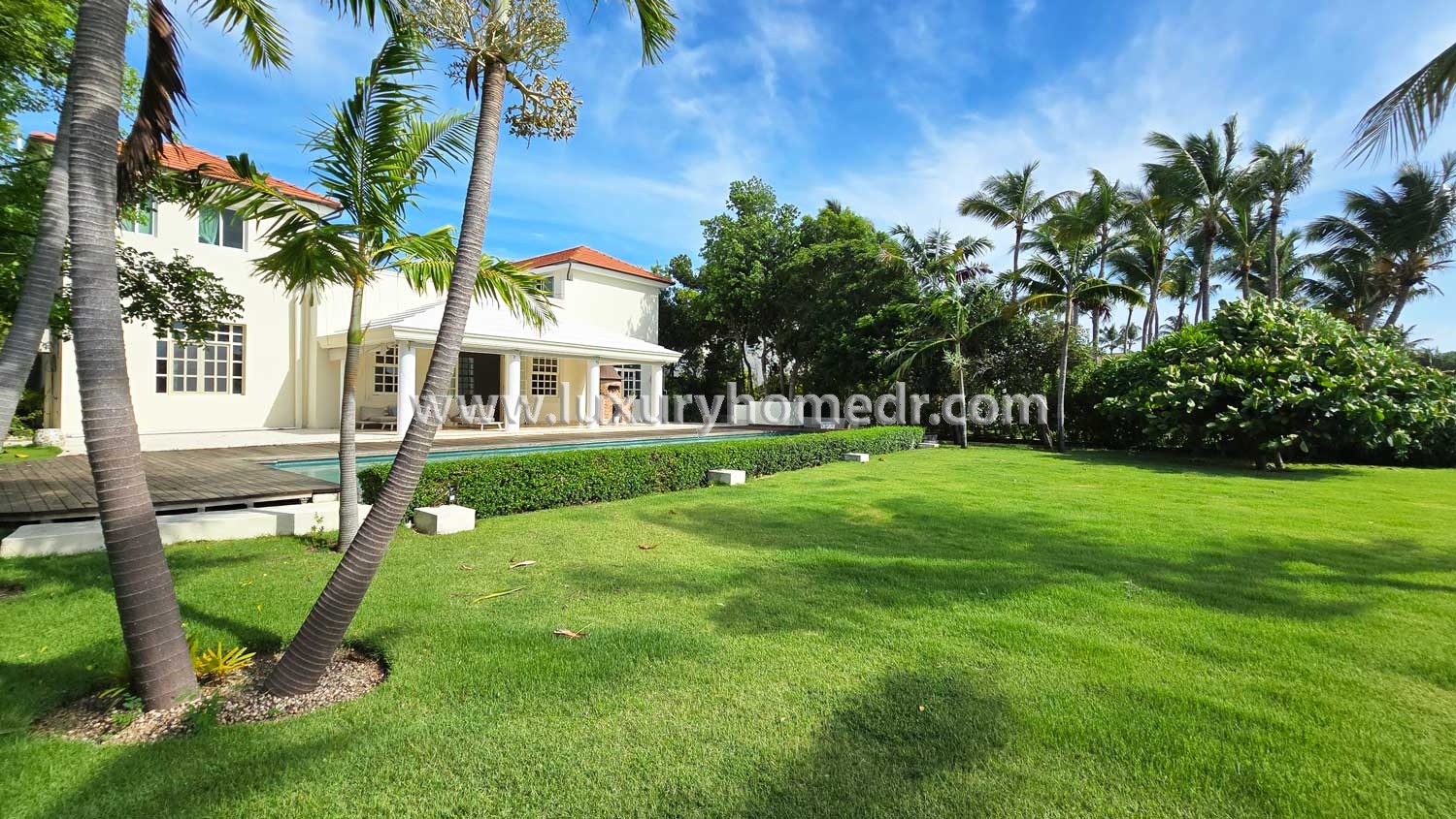 Luxury Villa 5BR with a Stunning View of the La Cana Golf Course for Sale in Arrecife