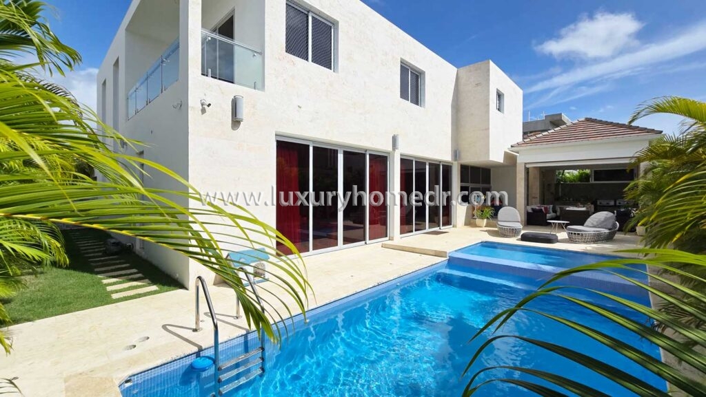 Four bedroom villa for sale in Puntacana Village 18