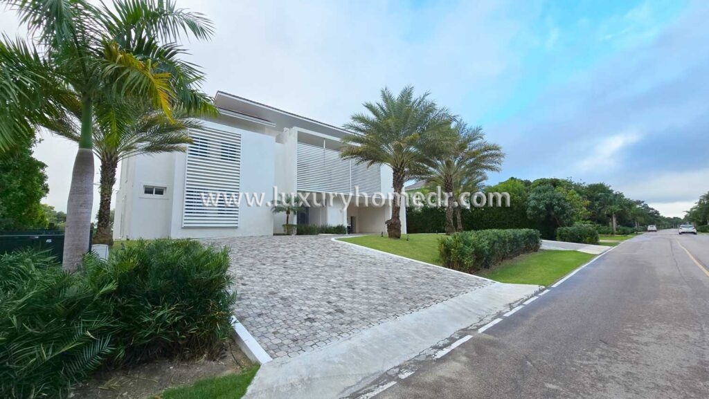 Modern Villa 5BR For Sale in Hacienda Punta Cana Resort 1