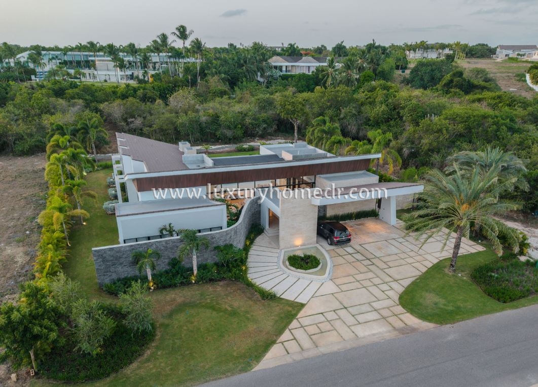 Contemporary 6-Bedroom Villa for Sale in Casa de Campo